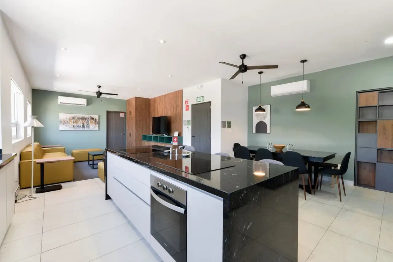 Privates Zimmer und eigenes Badezimmer in der Zona Tec Bild 16